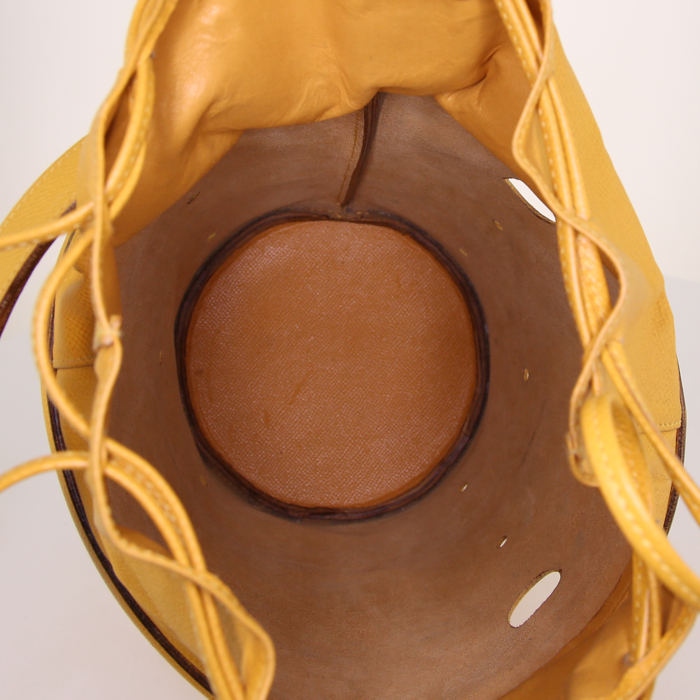 Hermes Mangeoire shopping bag in yellow leather - Detail D2