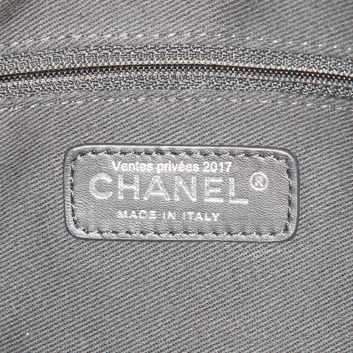 Sac cabas Chanel Grand Shopping en cuir grainé matelassé noir - Detail D3