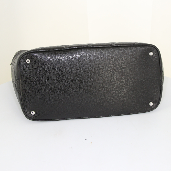 Sac cabas Chanel Grand Shopping en cuir grainé matelassé noir - Detail D4