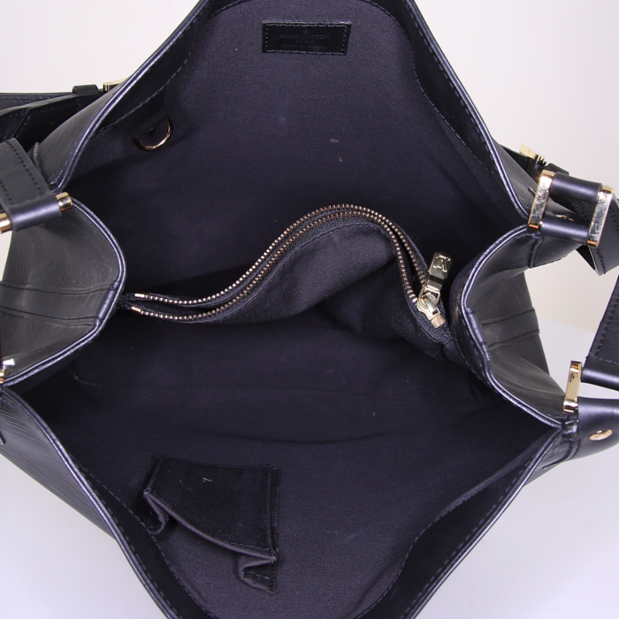 Louis Vuitton handbag in black epi leather - Detail D2
