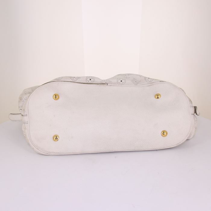 Shopping bag Louis Vuitton Surya in pelle Mahina bianca - Detail D4