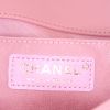 Sac bandoulière Chanel Boy en cuir grainé matelassé rose-poudre - Detail D4 thumbnail