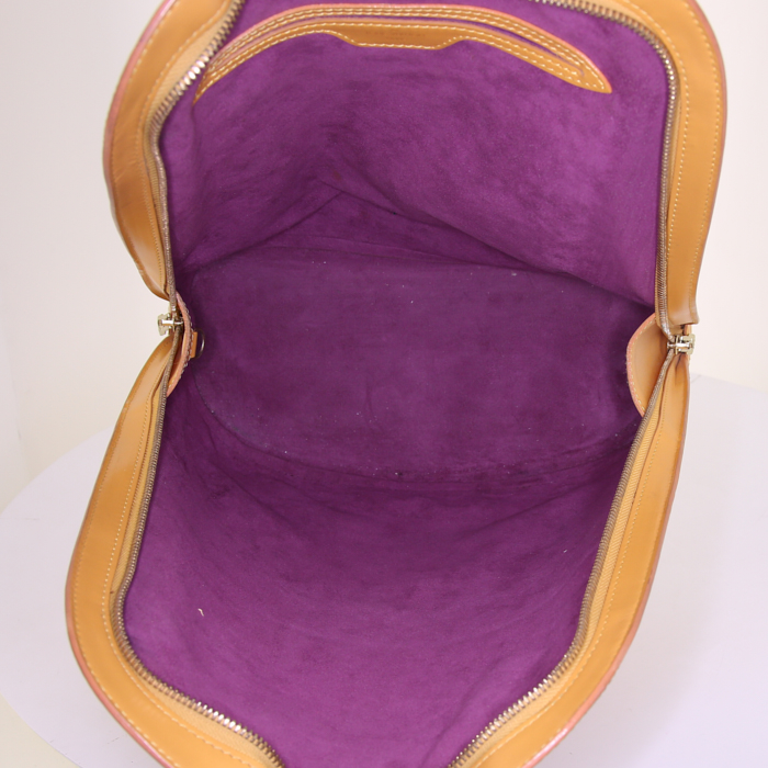 Mochila Louis Vuitton Gobelins - Backpack en cuero Epi amarillo - Detail D2