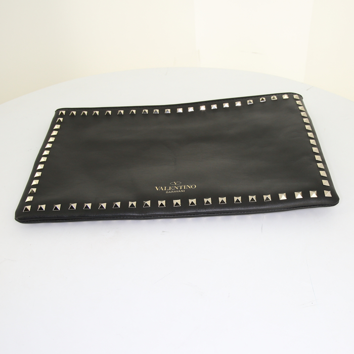 Valentino Garavani Rockstud pouch in black leather - Detail D4