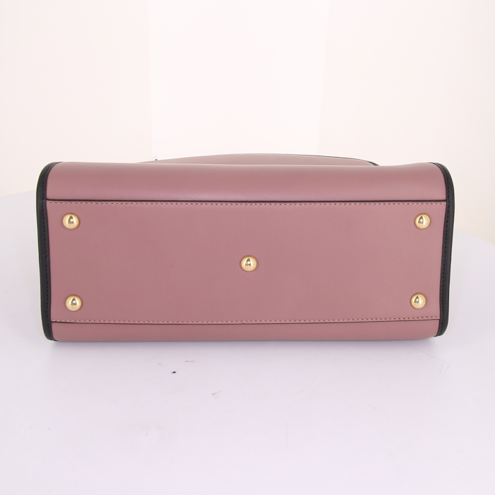 Bolso de mano Fendi Runaway en cuero rosa y junco negro - Detail D5