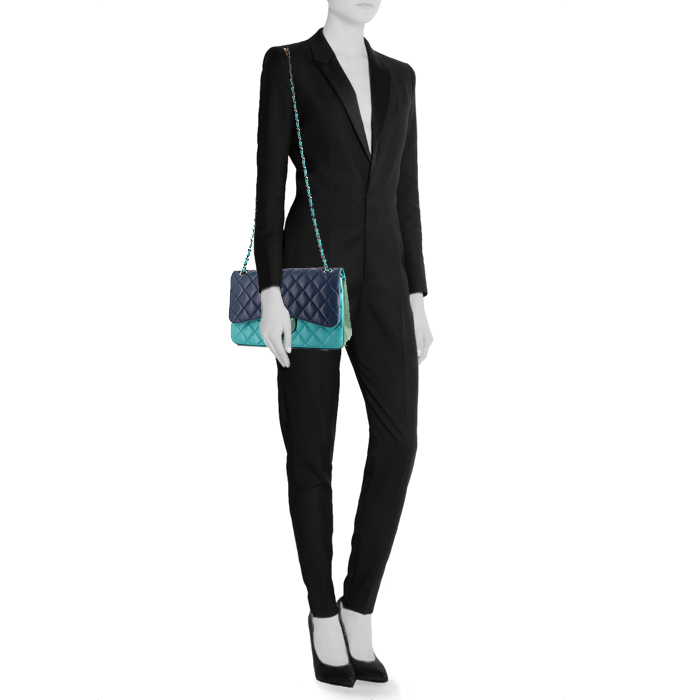 Borsa a tracolla Chanel Timeless jumbo in pelle trapuntata tricolore blu indaco celeste e verde - Detail D2