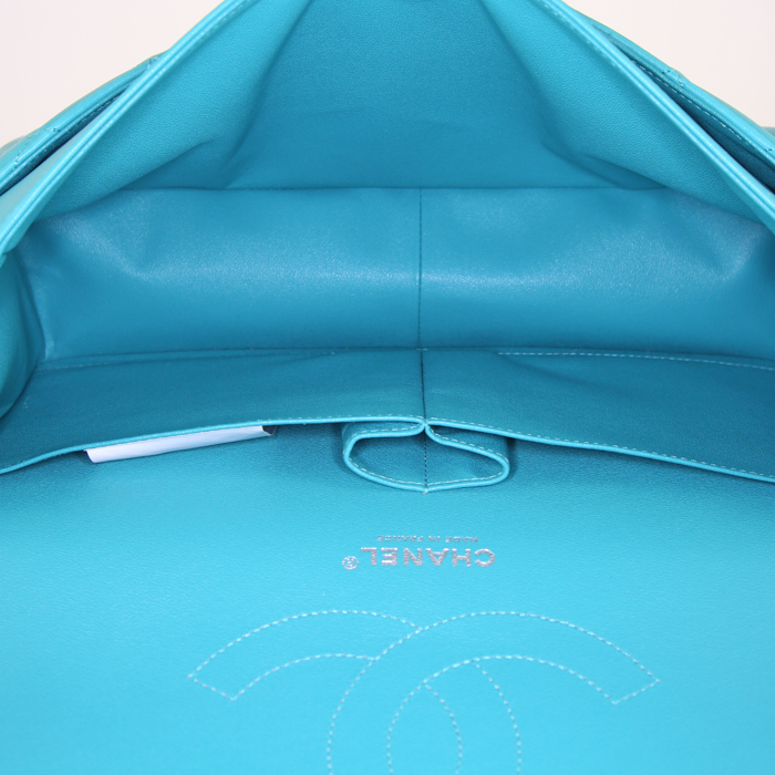 Borsa a tracolla Chanel Timeless jumbo in pelle trapuntata tricolore blu indaco celeste e verde - Detail D3