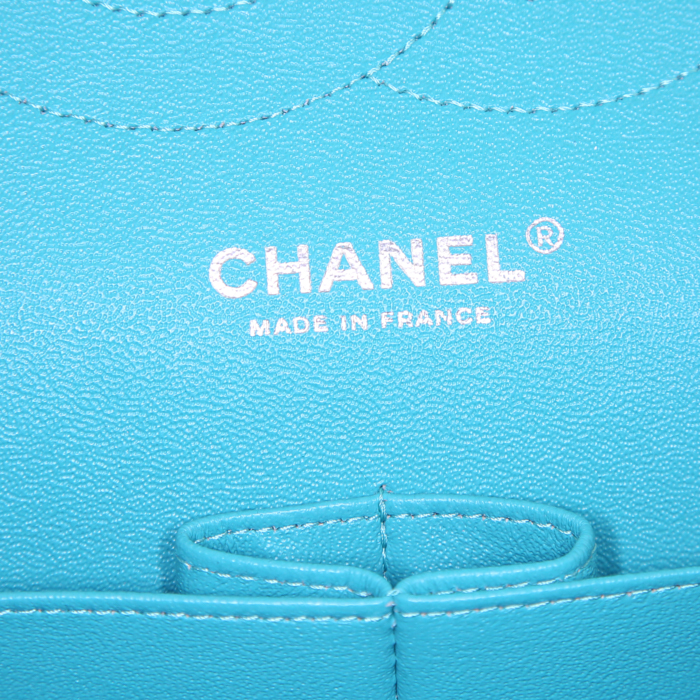 Chanel Timeless jumbo shoulder bag in indigo blue, light blue and green tricolor quilted leather - Detail D4