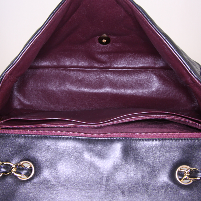 Bolso de mano Chanel Timeless jumbo en cuero acolchado negro - Detail D3