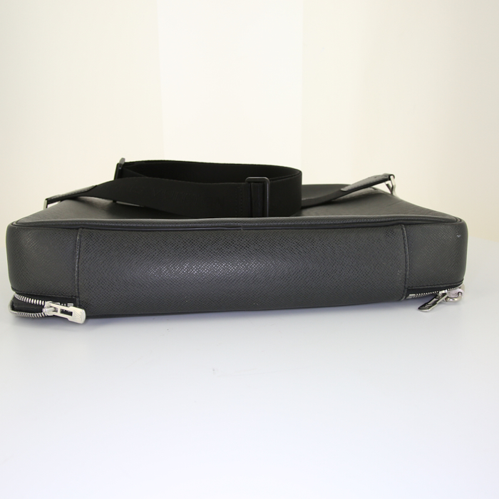 Louis Vuitton Odessa shoulder bag in grey taiga leather - Detail D5