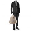 Borsa da viaggio Louis Vuitton Geant Aventurier in tela grigia e pelle naturale - Detail D1 thumbnail