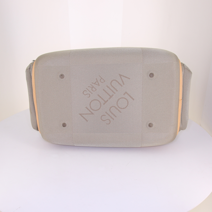 Bolsa de viaje Louis Vuitton Geant Aventurier en lona gris y cuero natural - Detail D4