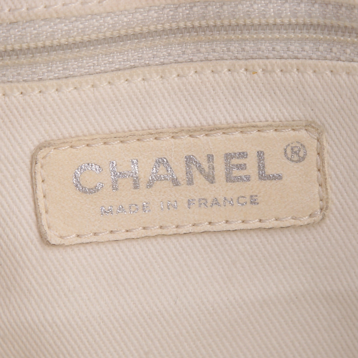Bolso de mano Chanel Petit Shopping en cuero acolchado blanco - Detail D4