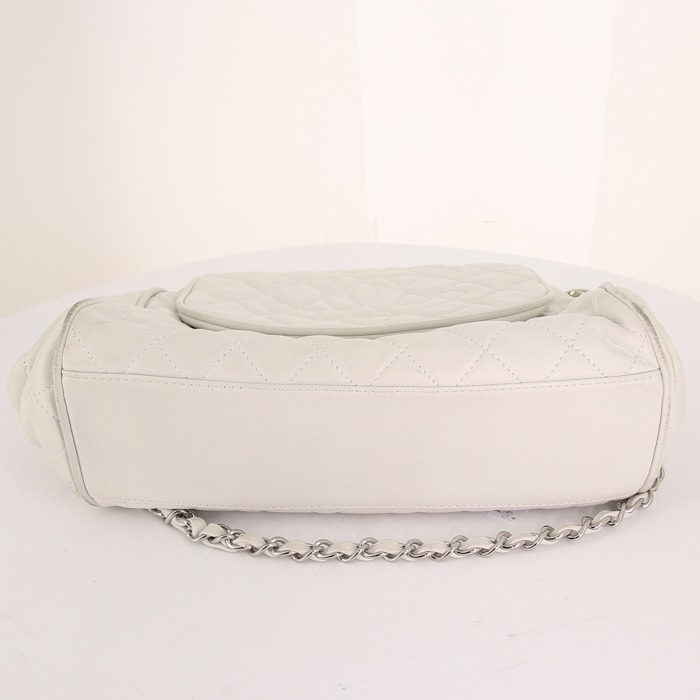Sac à main Chanel Petit Shopping en cuir matelassé blanc - Detail D5