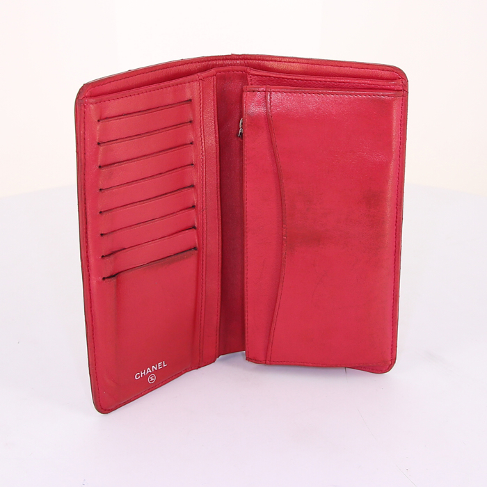 Portefeuille Chanel en cuir matelassé rouge - Detail D2