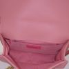 Bolso bandolera Chanel Boy en cuero acolchado rosa - Detail D3 thumbnail