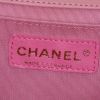 Sac bandoulière Chanel Boy en cuir matelassé rose - Detail D4 thumbnail
