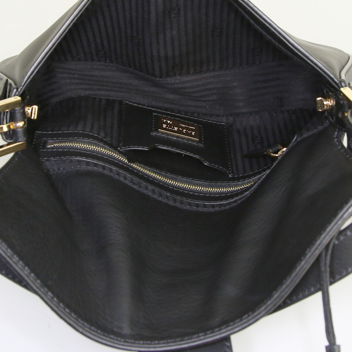 Fendi Baguette handbag in black leather - Detail D3