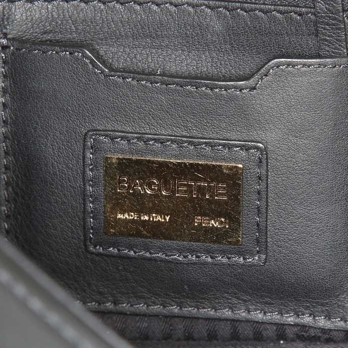 Fendi Baguette handbag in black leather - Detail D4