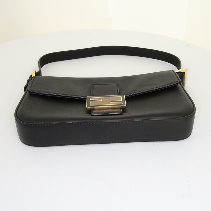 Fendi Baguette handbag in black leather - Detail D5