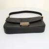 Fendi Baguette handbag in black leather - Detail D5 thumbnail
