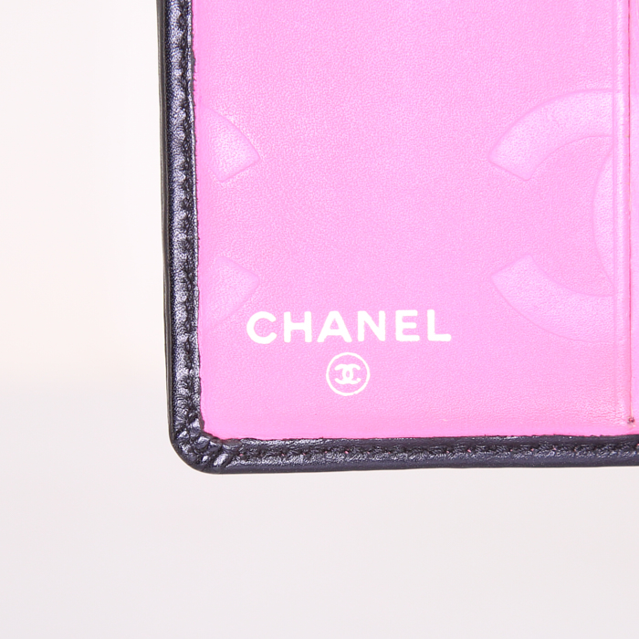 Portefeuille Chanel Cambon en cuir matelassé noir et blanc - Detail D4