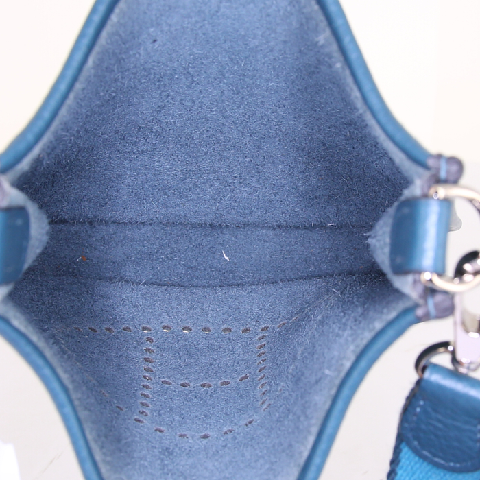 Sac bandoulière Hermès Mini Evelyne en cuir togo bleu-canard et toile turquoise - Detail D2