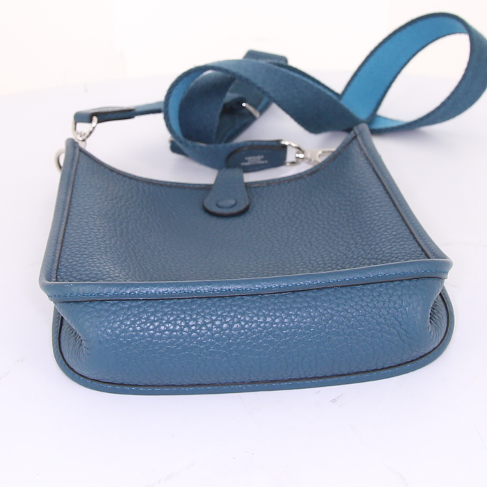 Borsa a tracolla Hermès Mini Evelyne in pelle togo blu verde e tela turchese - Detail D4