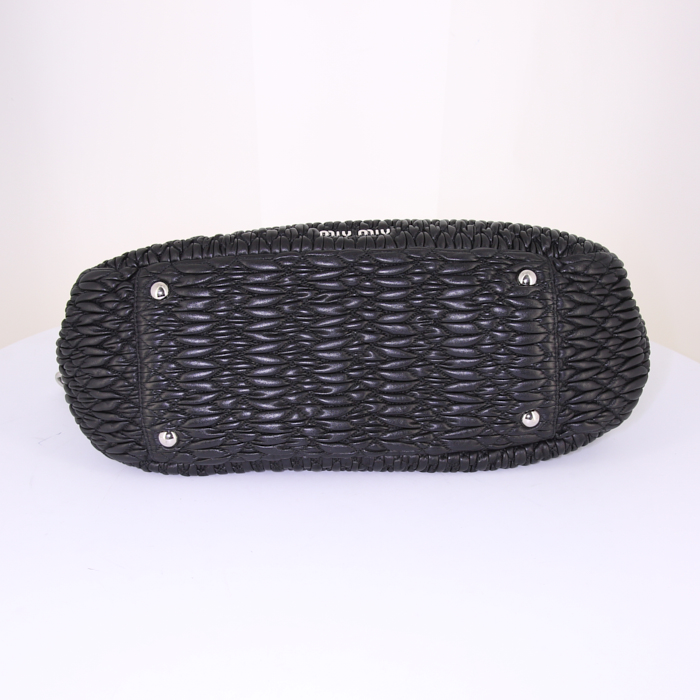 Bolso de mano Miu Miu en cuero negro - Detail D5