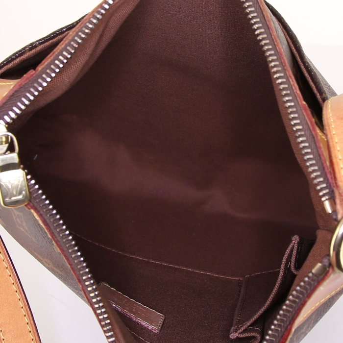 Bolso bandolera Louis Vuitton Odeon en lona Monogram marrón y cuero natural - Detail D2