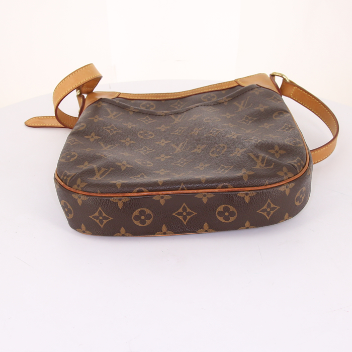 Bolso bandolera Louis Vuitton Odeon en lona Monogram marrón y cuero natural - Detail D4