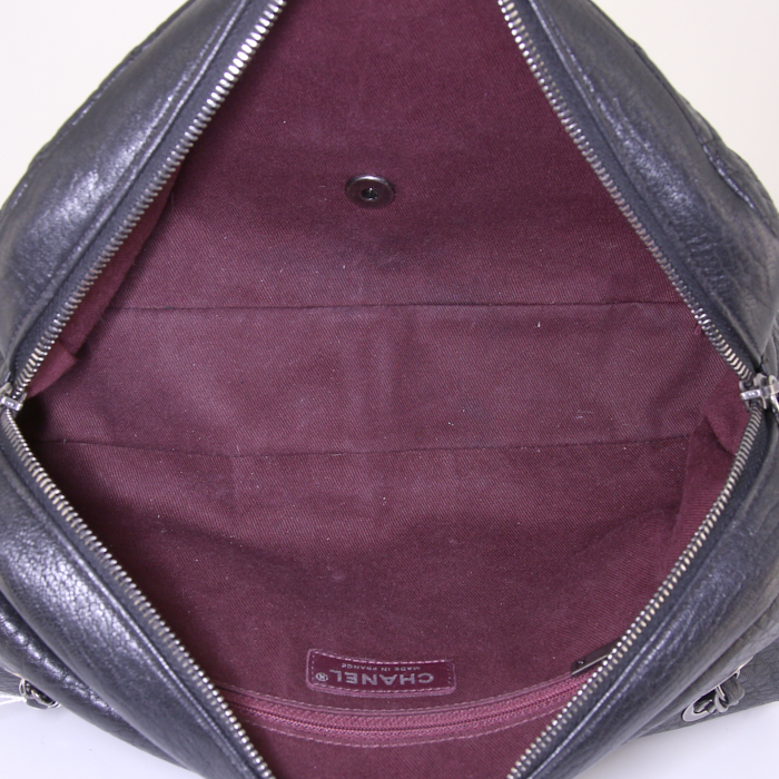 Chanel Timeless jumbo shoulder bag in black burnished style leather - Detail D3