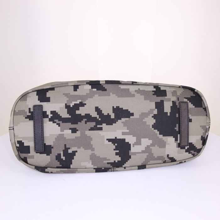 Sac 24 heures Givenchy Nightingale en toile camouflage vert-kaki noire et grise et cuir noir - Detail D5