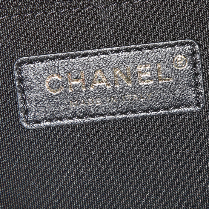 Sac bandoulière Chanel Boy en cuir grainé matelassé noir - Detail D4