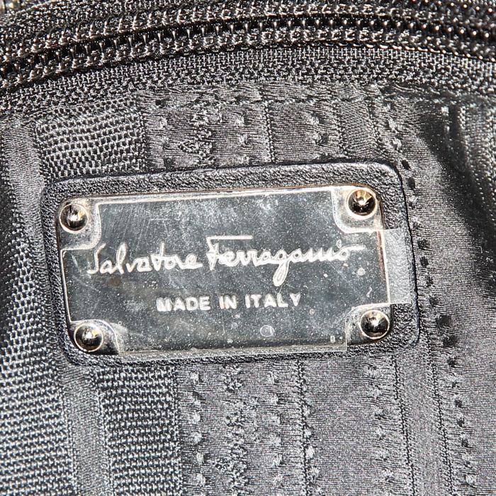 Sac bandoulière Salvatore Ferragamo Sofia en cuir grainé noir - Detail D4
