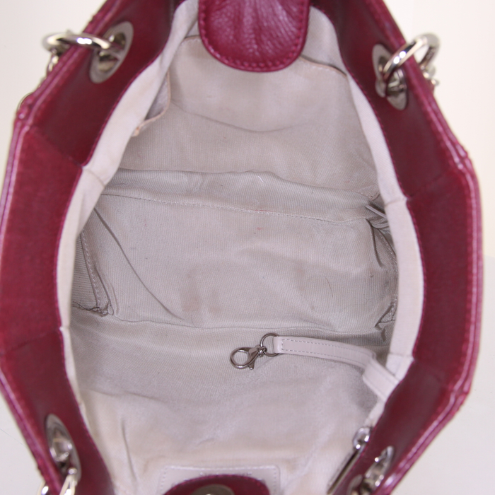 Sac cabas Chanel Shopping GST en cuir grainé matelassé bordeaux - Detail D2