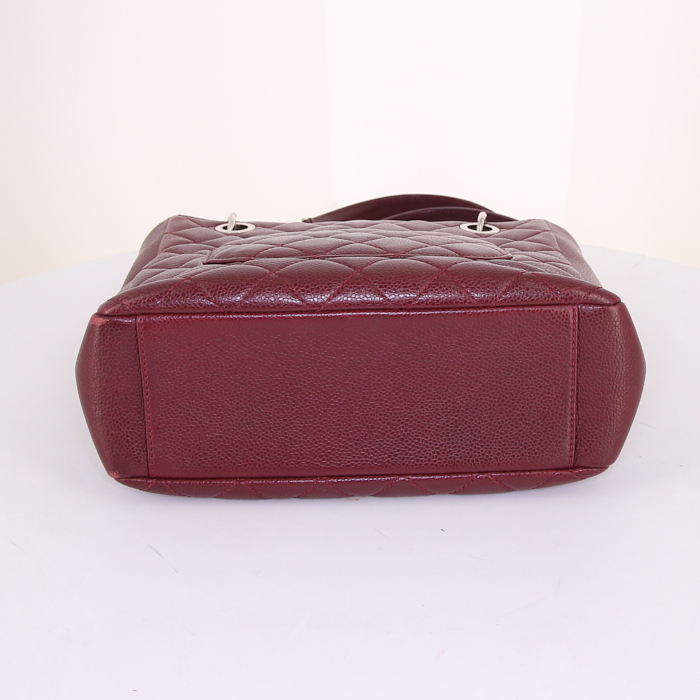Chanel Shopping GST shopping bag in burgundy quilted grained leather - Detail D4
