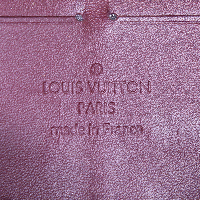 Billetera Louis Vuitton Zippy en charol Monogram color burdeos - Detail D3