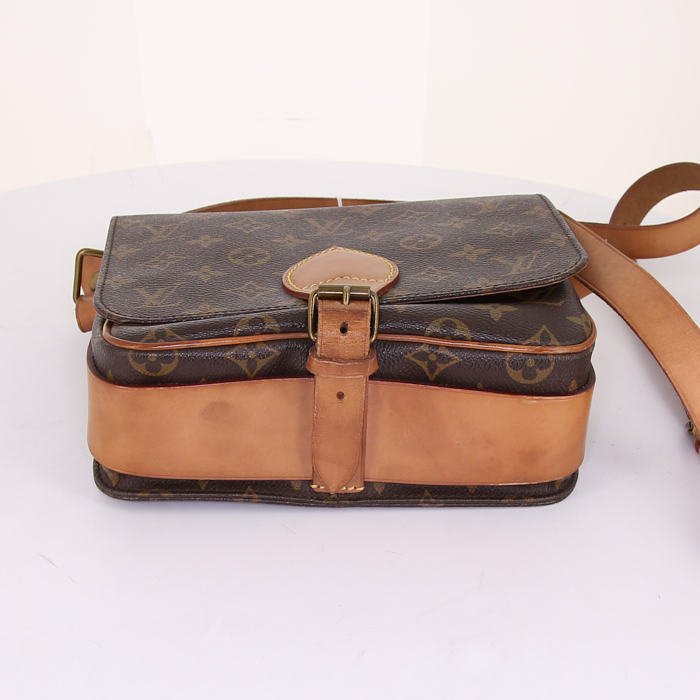 Sac bandoulière Louis Vuitton Cartouchiére en toile monogram marron et cuir naturel - Detail D4