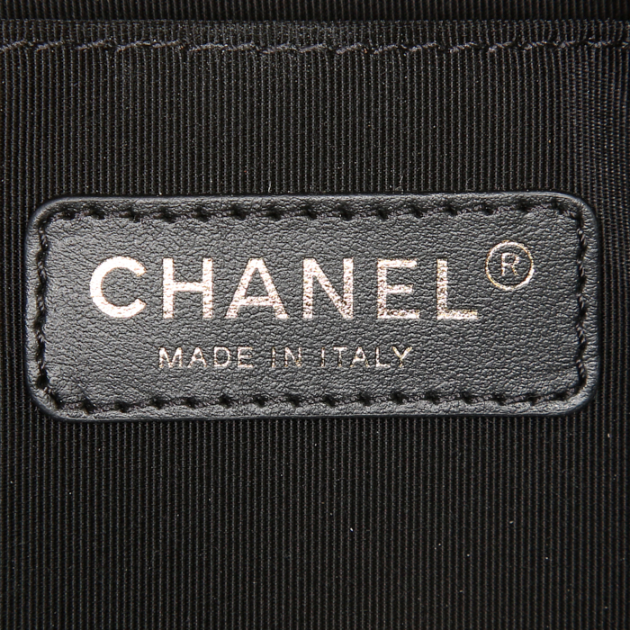 Sac bandoulière Chanel Boy en cuir matelassé noir - Detail D4