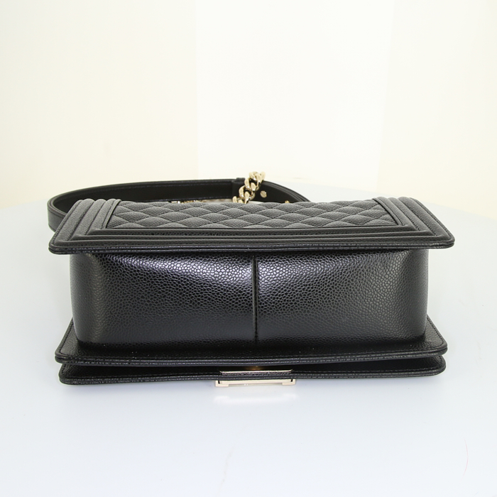 Sac bandoulière Chanel Boy en cuir matelassé noir - Detail D5