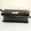 Bolso bandolera Chanel Boy en cuero granulado acolchado negro - Detail D5 thumbnail