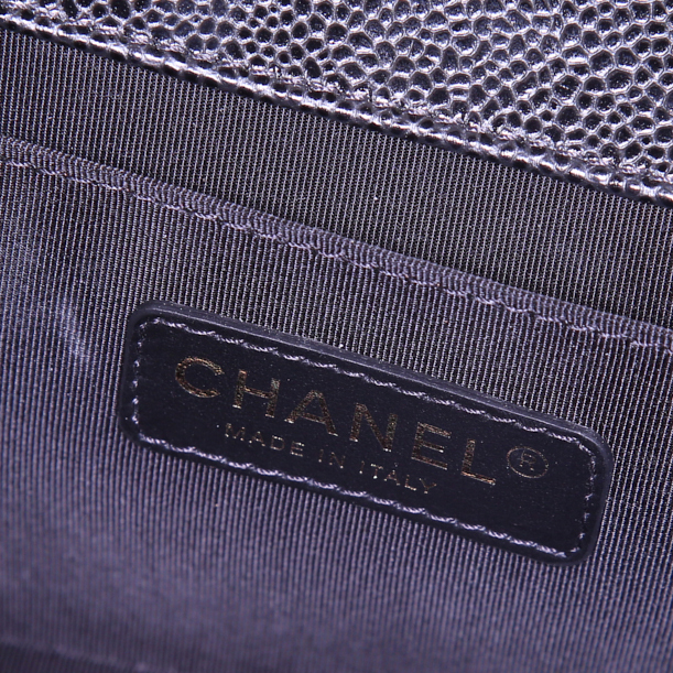 Borsa a tracolla Chanel Boy in pelle martellata e trapuntata nera - Detail D4