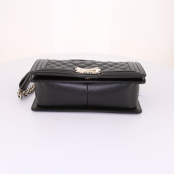 Borsa a tracolla Chanel Boy in pelle martellata e trapuntata nera - Detail D5