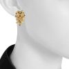 Half-articulated Vintage 1970's earrings for non pierced ears in 14 carats yellow gold and diamonds - Detail D1 thumbnail