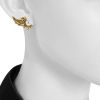 Paire de clips d'oreilles époque années 70 Tiffany & Co en or jaune et perles - Detail D1 thumbnail