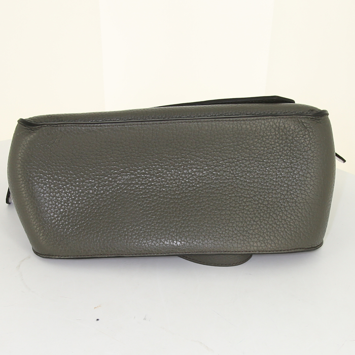 Sac bandoulière Hermes Jypsiere en cuir togo gris anthracite - Detail D5