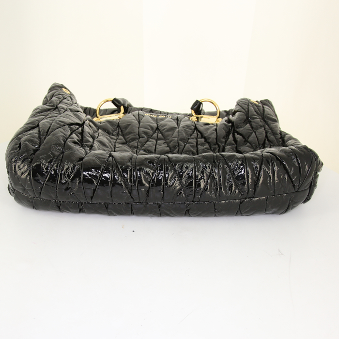 Miu Miu shopping bag in black patent quilted leather - Detail D4