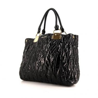 Bolso Cabás Miu Miu en charol acolchado negro
