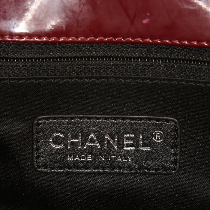 Sac bandoulière Chanel Editions Limitées en cuir vernis bordeaux - Detail D4